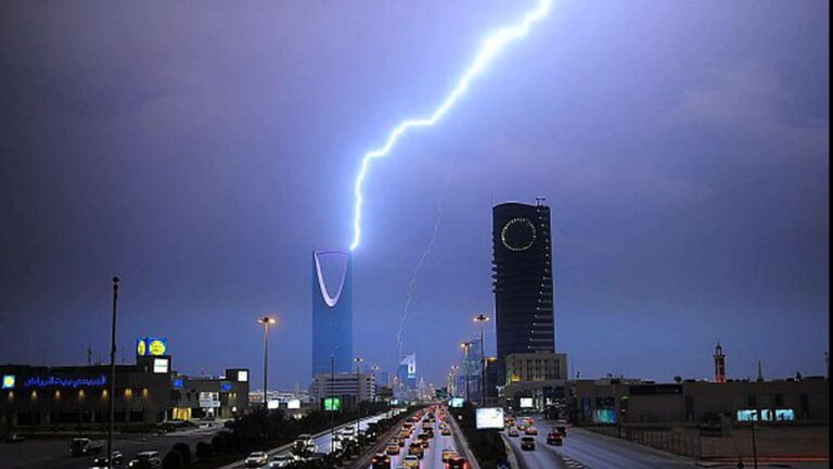 أمطار تصل إلى غزيرة على منطقة ⁧الرياض‬⁩